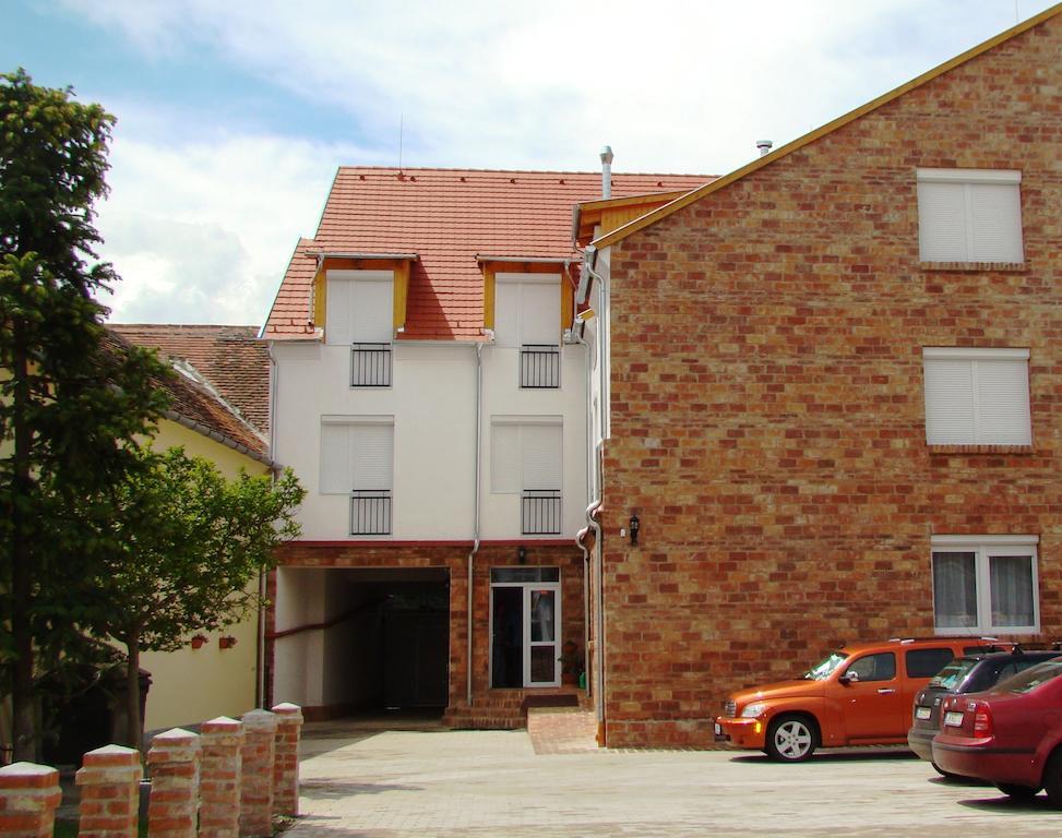 Emanapartmanok Sarvar Apartment