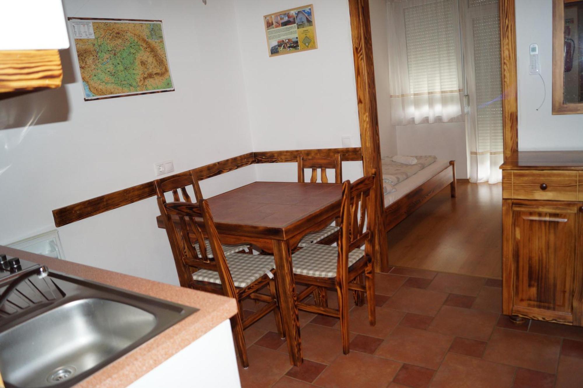 Emanapartmanok Sarvar