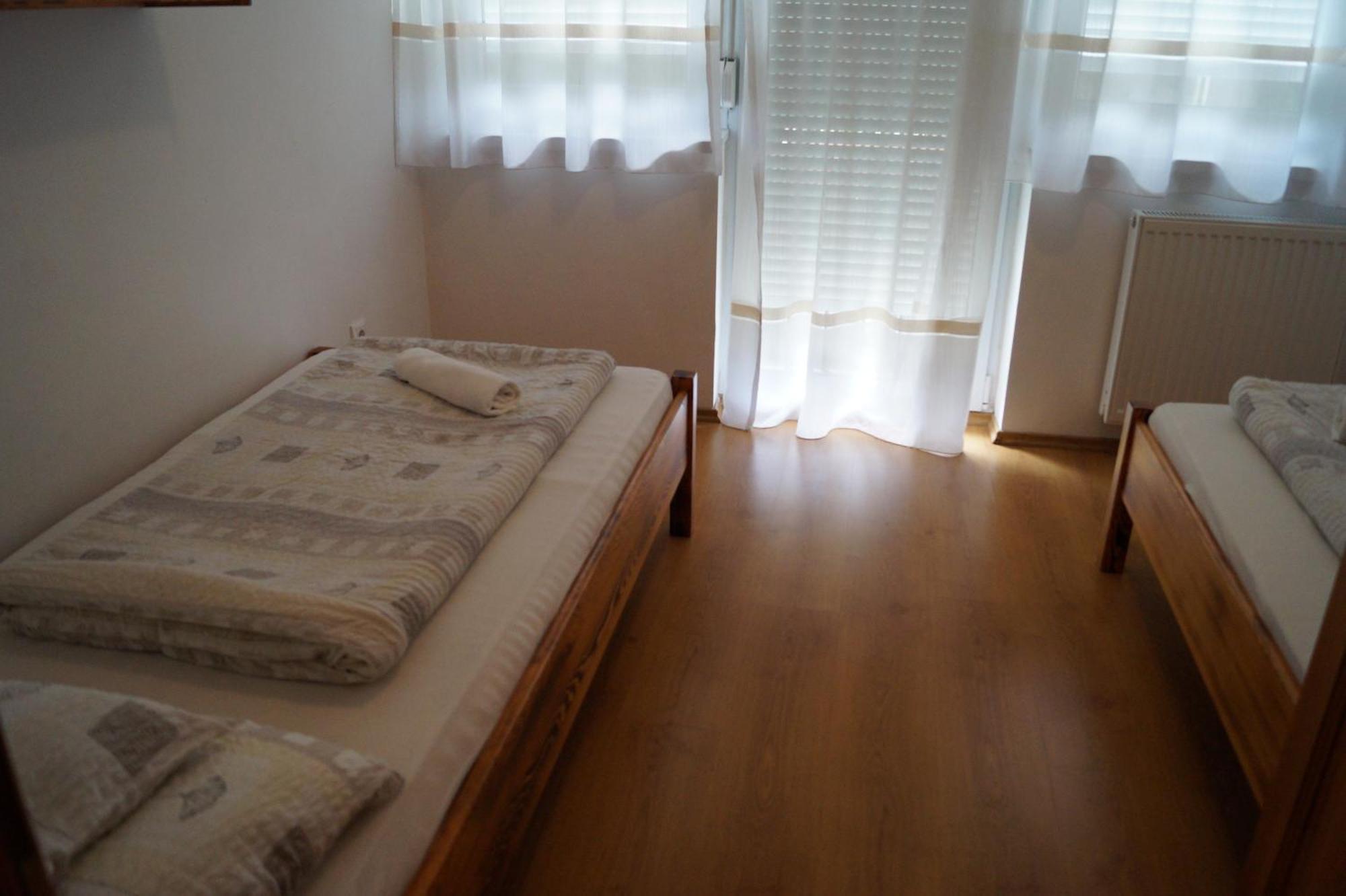 Apartment Emanapartmanok Sarvar *