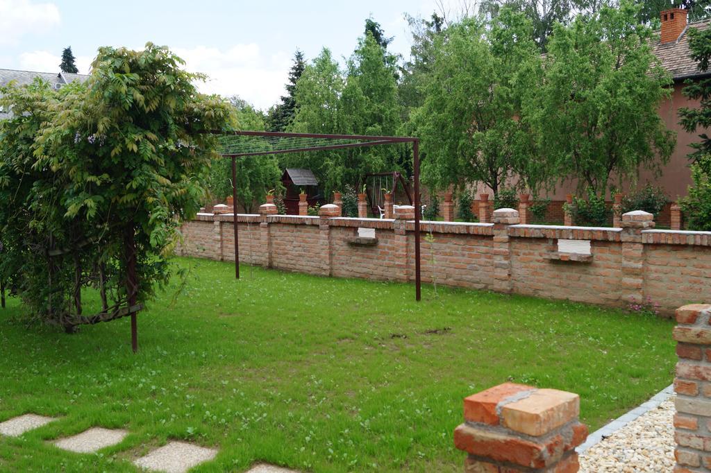 Emanapartmanok Sarvar